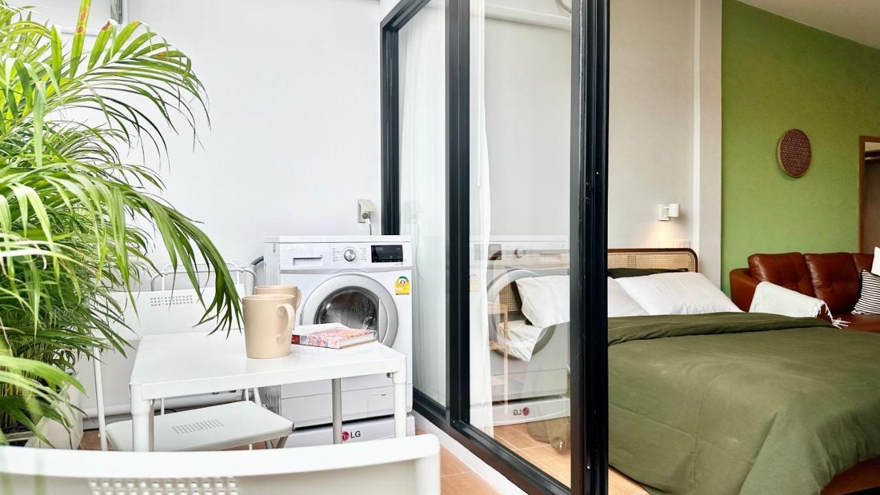 The Tangerine Guesthouse Bangkok Bagian luar foto