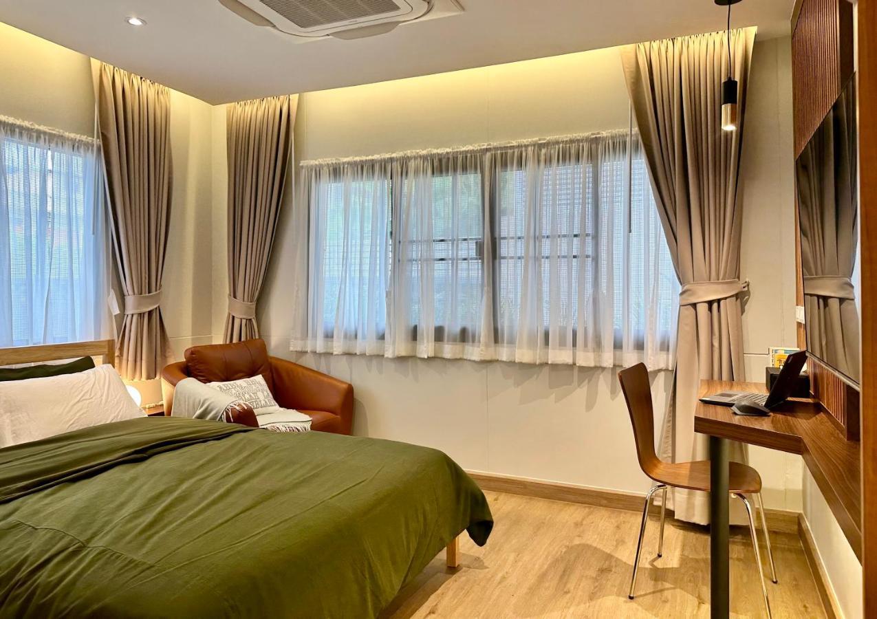 The Tangerine Guesthouse Bangkok Bagian luar foto