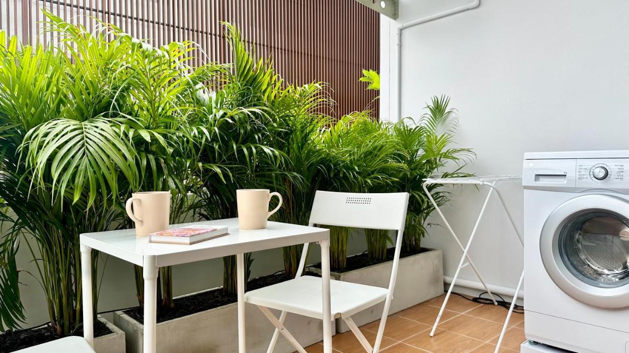The Tangerine Guesthouse Bangkok Bagian luar foto
