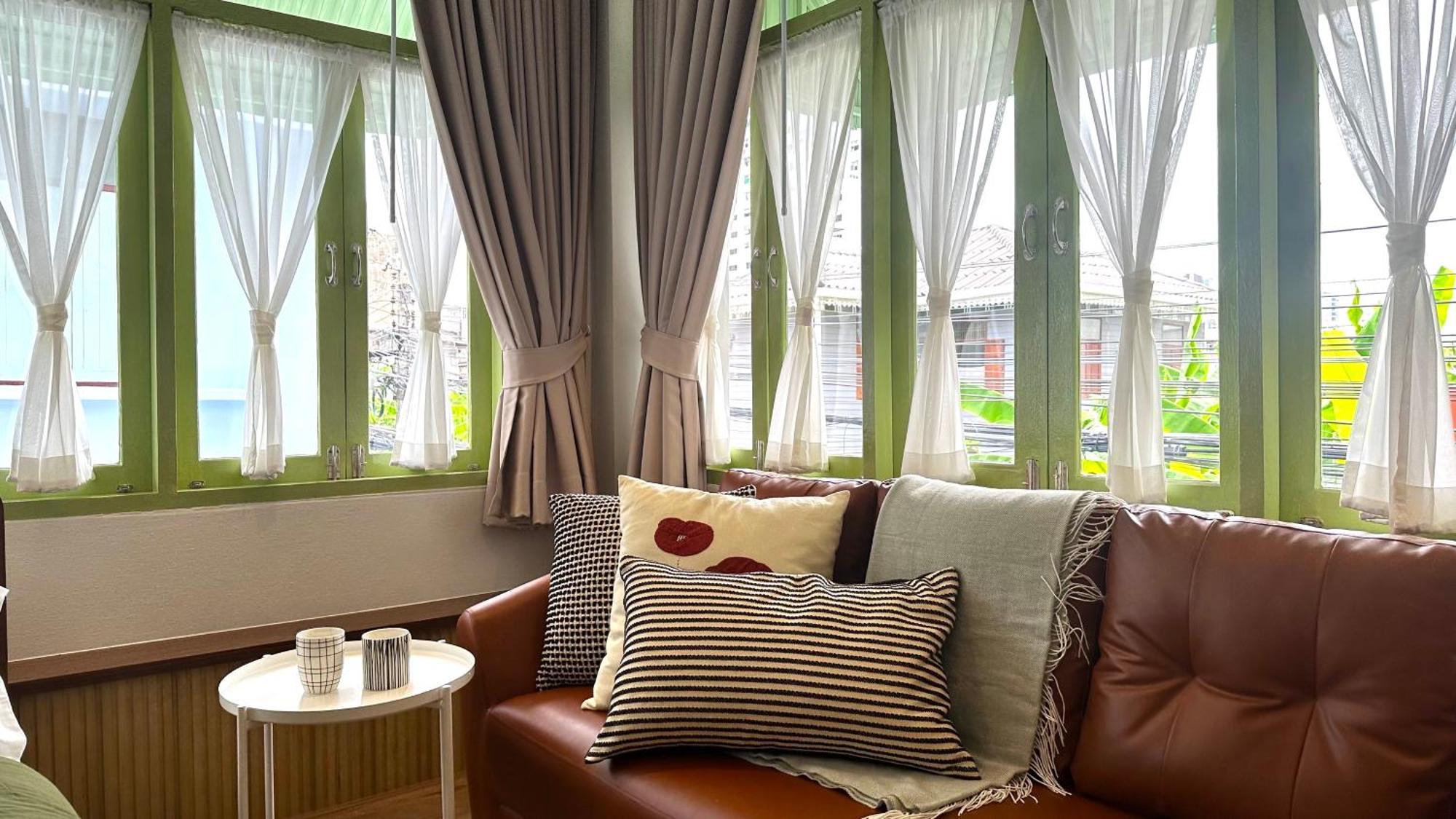 The Tangerine Guesthouse Bangkok Bagian luar foto