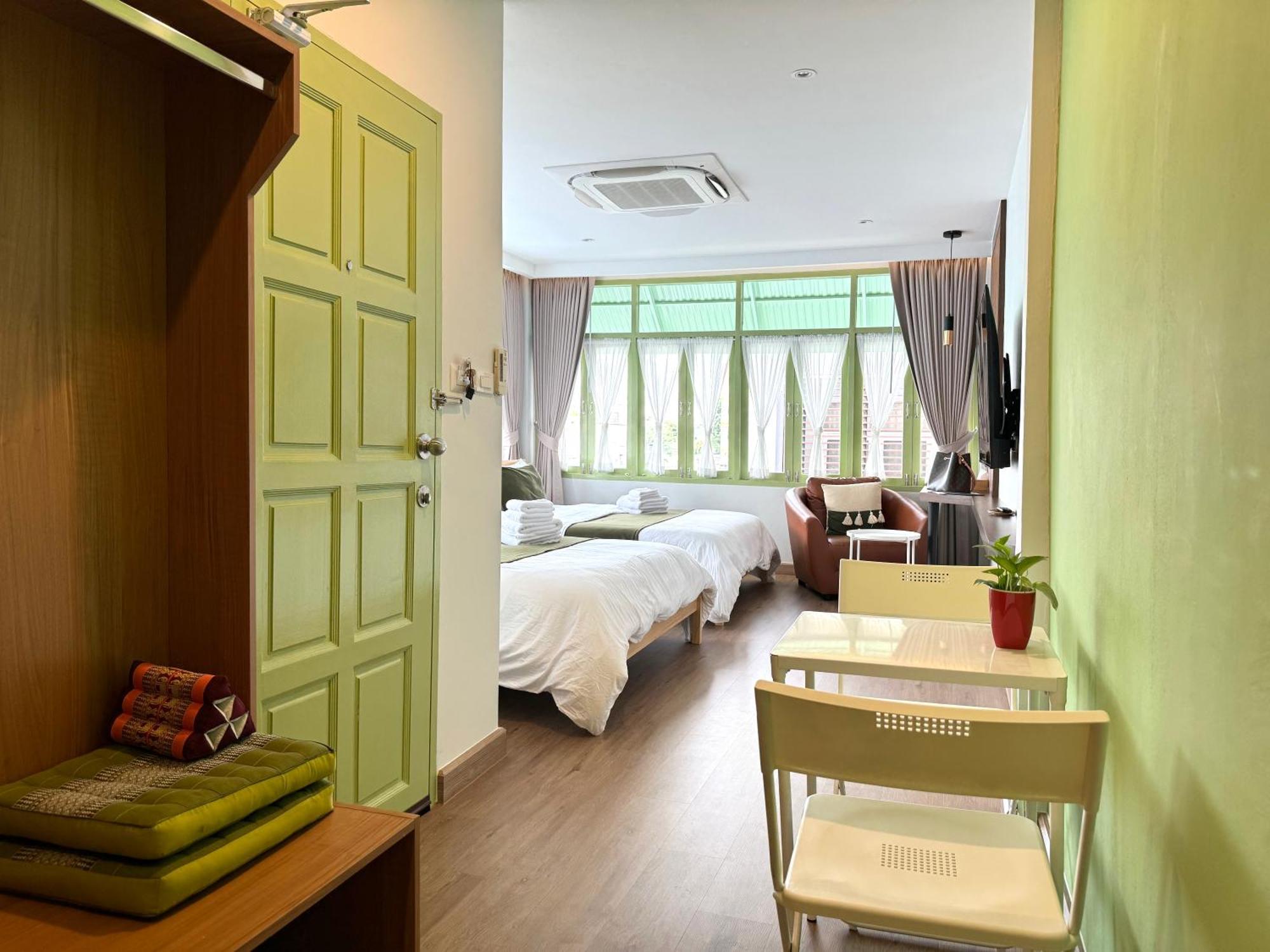 The Tangerine Guesthouse Bangkok Bagian luar foto